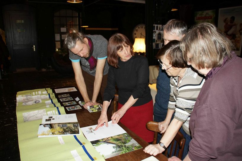 Herausgeberin Anette Dubbers zeigte Mitgliedern der AG Löbtauer Geschichte und Löbtauer Runde erste Entwürfe des neuen Stadtteilbuchs zu Löbtau.   Foto: Steffen Dietrich