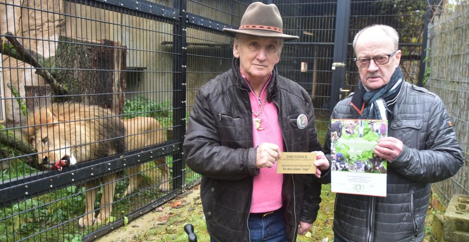 Mario Müller-Milano (l.) und Ralf Leidel, Vorsitzender des Zoo-Fördervereins. Im Hintergrund vergnügt sich Jago mit einer Leckerei. Foto: Schiller