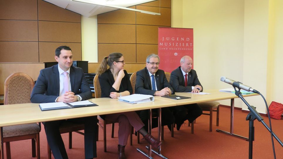 Matthias Krakow, Direktor der Sparkasse Spree-Neiße in Guben, Anna Korr, Leiterin des Regionalwettbewerbs Süd, Landrat Harald Altekrüger, sowie Bürgermeister Fred Mahro (v.l.) freuen sich über großen Zuspruch und über gleichbleibend hohe Teilnehmerzahlen. Foto: Dany Dawid
