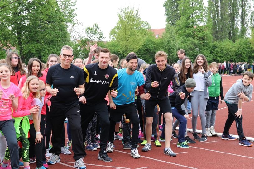Sie laufen mit den Schülern mit: v.l. Schuldirektor am IBB Dr. Günter Gießler, Dynamo Torwart und Azubi zum Sport- und Fitnesskaufmann Markus Schubert, Remo Kamm, Psychologe beim Sonnenstrahl e.V., Nico Haufe, künftiger Veranstaltungskaufmann bei First Class Concept, vom Orga-Team des Spendenlaufs am IBB. Fotos: PR/Sonnenstrahl e.V.
