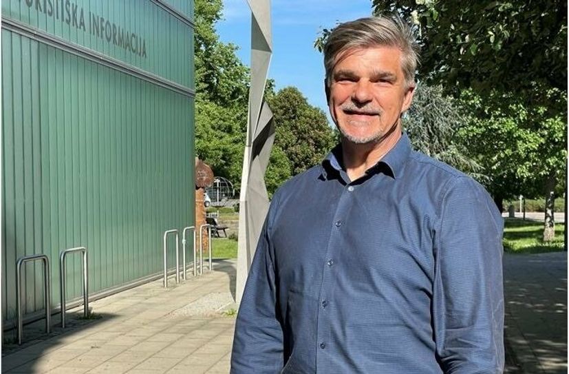 Carsten Baumeister vor der Stele »Entfaltung« an der Kufa in Hoyerswerda: »Der Name der Stele steht für die Perspektive des Strukturwandels in der Lausitz.«