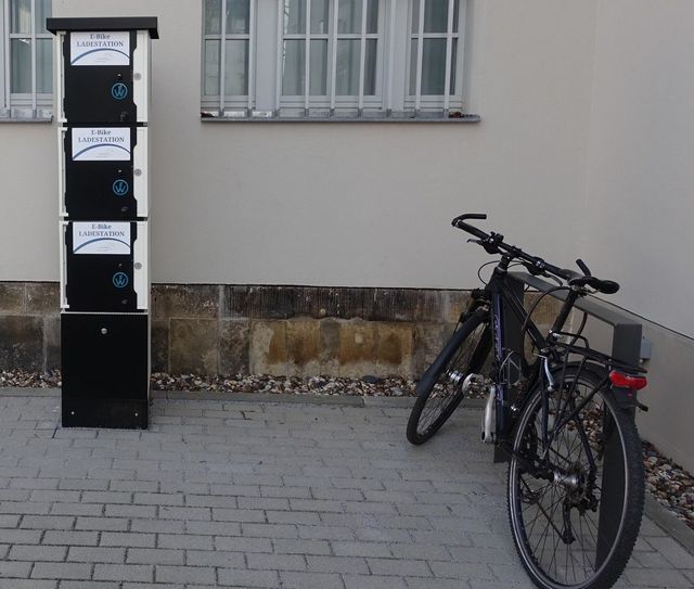 Direkt an der Touristinfo steht die Ladesäule für E-Bikes, das Laden ist kostenlos.                                       Foto: Schramm