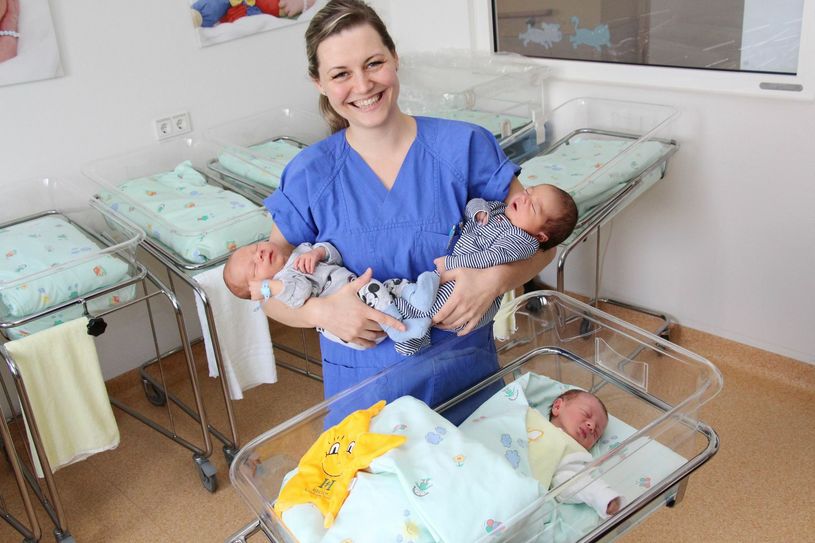 Auch 2017 haben die Jungen bisher die Nase vorn: Hebammenschülerin Anne hier mit dem frisch geborenen Anton (l.), Armin (r.) und William (im Bettchen). Foto: Helios