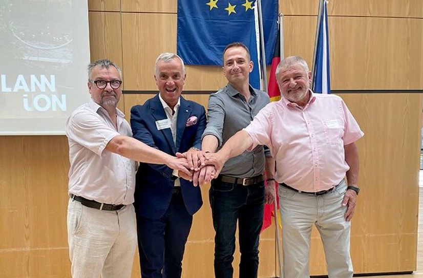 Nach der Unterzeichnung ins Goldene Buch verdeutlichten Bürgermeister Paul Le Bihan aus Lannion, Oberbürgermeister Gerhard Jauernig, Bürgermeister Stanislav Orság aus Sternberk und Bürgermeister Peter Mühle die Bürgermeister symbolisch ihren Zusammenhalt.
