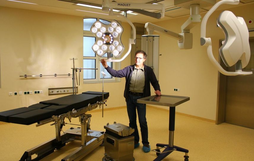 Jürgen Lison, Technischer Leiter, in einem der neuen  OP-Säle. Foto: Orthopädisches Zentrum