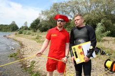Die Einsatztaucher René Marschner (l.) und Stefan Eisold sichern während der Suche ihren Kollegen ab.