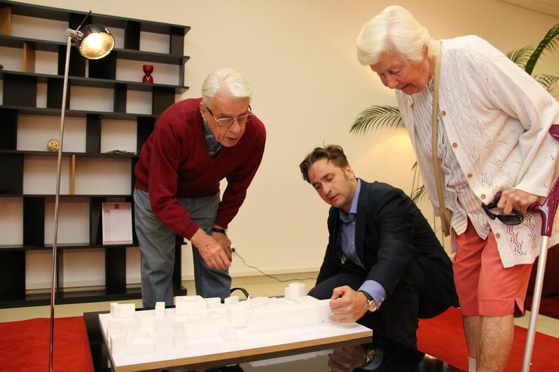 Christian Hollnick, Mitarbeiter des städtischen Fachbetriebs Stadtentwicklung, erläutert zwei interessierten Bürgern der Stadt eines der ausgestellten Modelle. Foto: jho