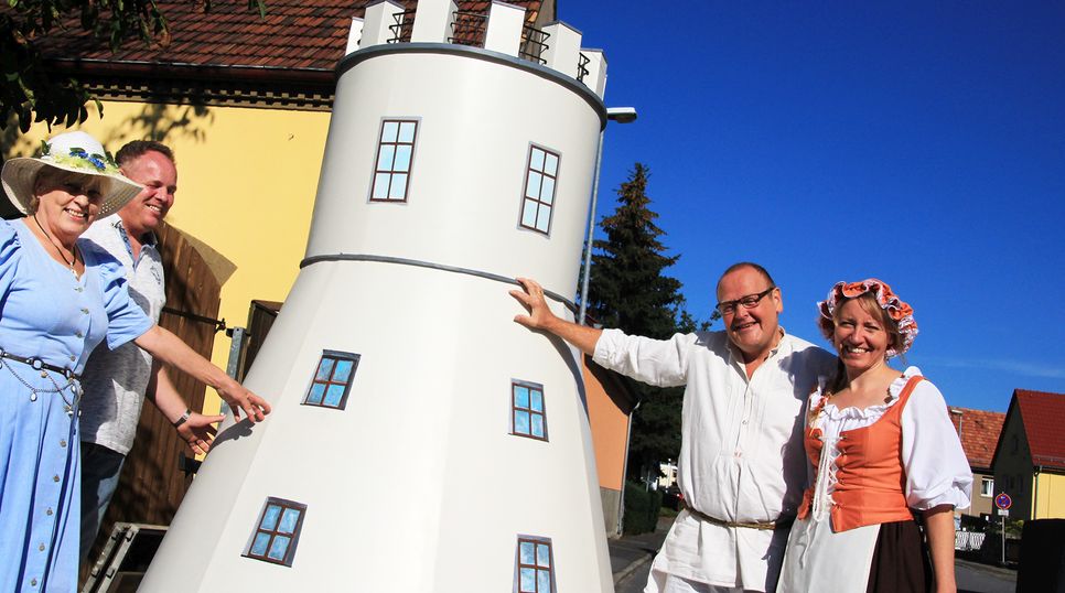 Freuen sich auf´s Wochenende und schönes Wetter (v.l.): Rositta Richter, Seven Richter, Burkhard Hartung und Tina Bauschke am Nachbau der Boxdorfer Mühle, die 2014 zum Tag der Sachsen entstand. Klempnermeister Sven Richter steckte über 80 Stunden Arbeit in die Alu-Mühle. Foto: Schramm