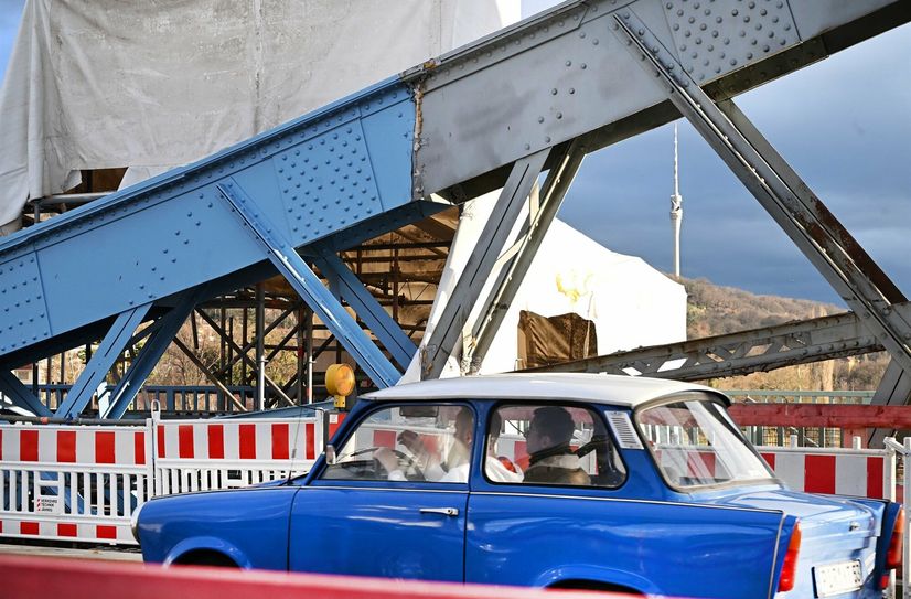 Blau in blau: Dresden erlebt gerade einen historischen Moment - die Loschwitzer Brücke wird wieder zum "Blauen Wunder" wie es vor 130 Jahren war.