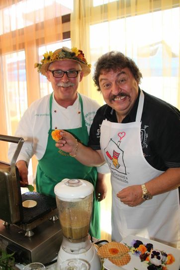 Achim Mentzel (rechts) sprühte immer voller Lebensfreude und guter Laune. Wie hier beim 10. Geburtstag des Ronald McDonald-Hauses Cottbus im Sommer 2013 gemeinsam mit Spreewaldkoch Peter Franke. Der Entertainer war viele Jahre Schirmherr des Elternhauses. Foto: jho