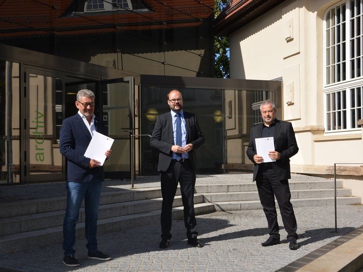 v.l. Pirnas Oberbürgermeister Klaus-Peter Hanke, Sachsens Kultusminister Christian Piwarz und Landrat Michael Geisler bei der Übergabe der Fördermittelbescheide. Foto: Landratsamt Pirna