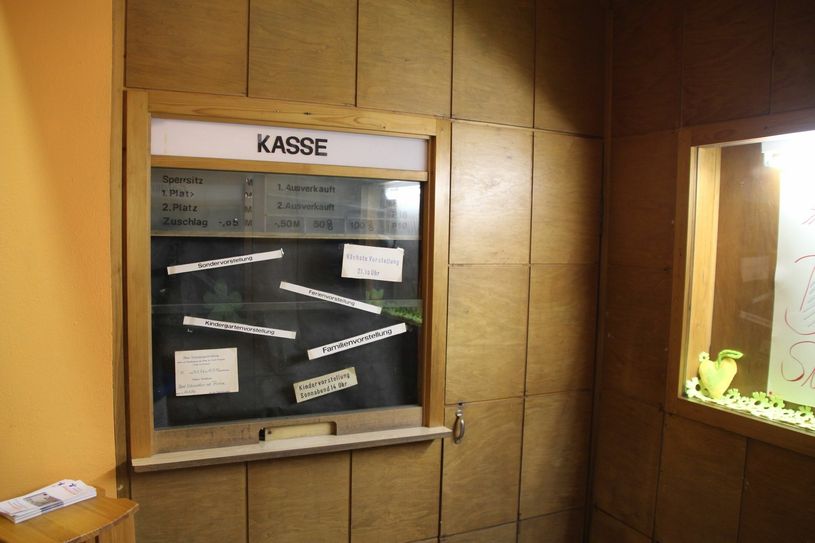 Die Kasse im Foyer.
