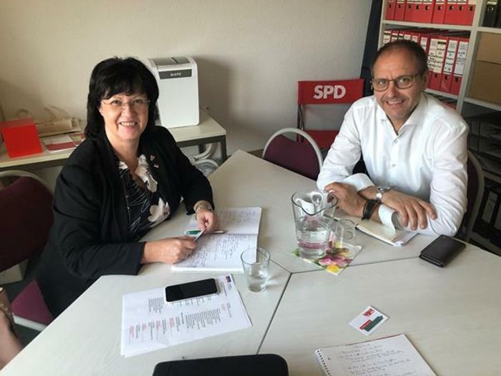 Christine Herntier, die mit dem Ehrenpreis des Ostens ausgezeichnet wurde, im Gespräch mit Wolfgang Roick (SPD), Vorsitzender des »Sonderausschusses Strukturentwicklung in der Lausitz«. Foto: Stadt Spremberg