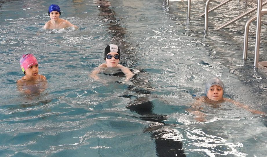 Einige Zweitklässler in Dresden hatten im Sommer das Glück, einen gratis Schwimmkurs zu absolvieren und den Ausfall des Schwimmunterrichts im Frühjahr kompensieren zu können.             Foto: Pönisch