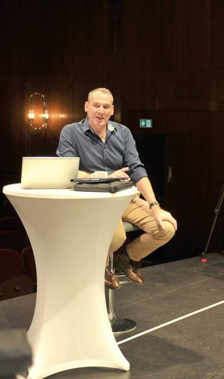 Bürgermeister Andreas Fredrich blickte zurück und informierte über Kommendes. Foto: Peter Aswendt