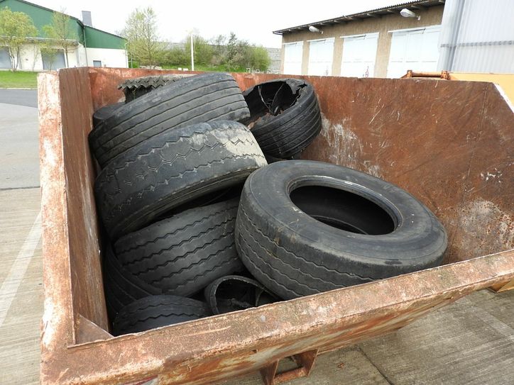 Sechs Container Reifen sammeln die Mitarbeiter der Autobahnmeisterei im Schnitt pro Jahr von den Fahrbahnen