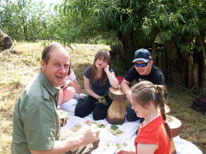 Biosphärenranger Peter Ulbrich und Kinder der Lebenshilfe beim Baumartenquiz. Foto: Heidrun Jost