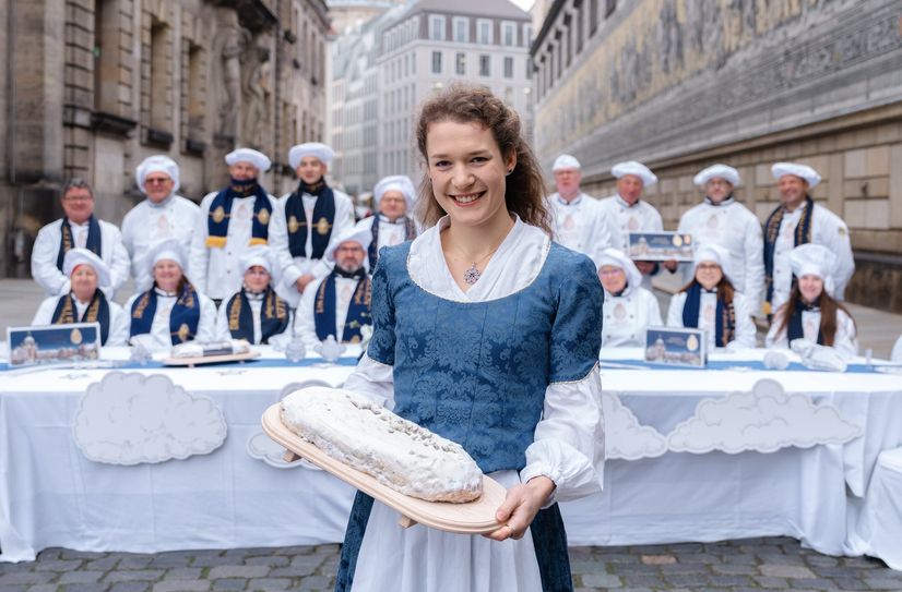 Das diesjährige 30. Dresdner Stollenmädchen Lorna Prenzel und die Dresdner Stollenbäcker laden zum Jubiläums-Stollenfest ein.