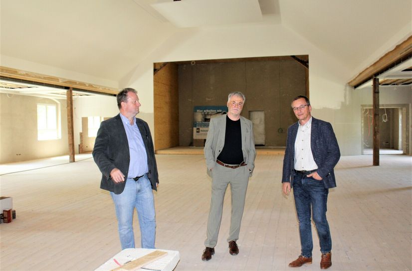 Planer Thomas Klingauf, Oberbürgermeister Uwe Rumberg und TWF-Geschäftsführer Jörg Schneider (v.l.) freuen sich, dass Freital einen Hotspot für Feiern aller Art erhalten wird.                                                                                                                             Foto: Nelles