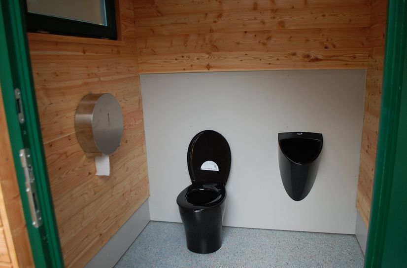 Blick in den Innenraum der Toilette.