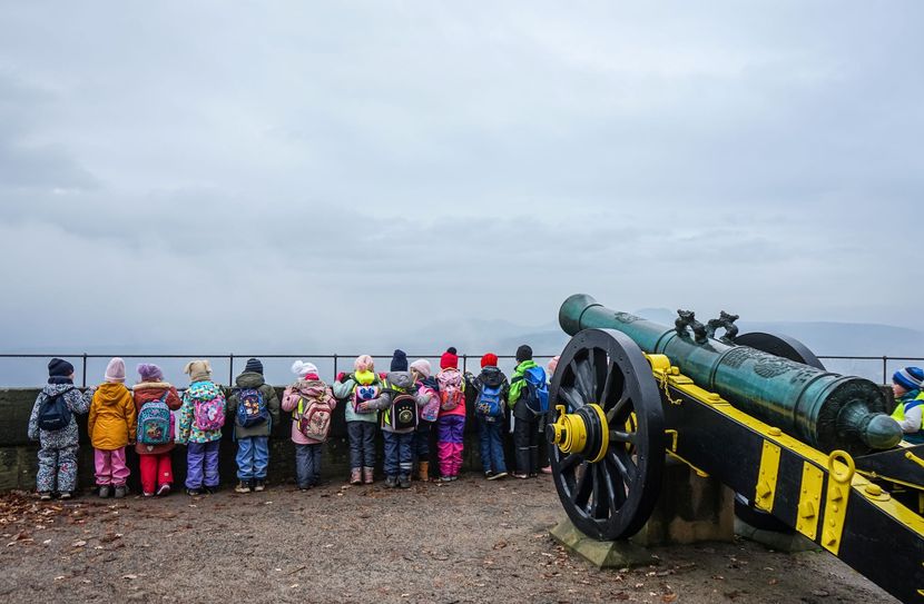 Kürzlich waren die Kinder der Kita Farbenspiel aus Pirna auf Advents-Ausflug auf der Festung Königstein und haben das Festungsgelände erkundet.