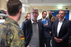 Landrat Christian Jaschinski (r.) bei seinem Besuch des Bundeswehrstandorts Schönewalde/Flugplatz Holzdorf. Hier informierte er sich u. a. in der Luftwaffenkampfführungsanlage Schönewalde (CRC) über Aufgaben und Tagesabläufe der Soldaten bei der Luftraumüberwachung.Foto: Bundeswehr
Einsatzführungsbereich 3 Luftwaffe
