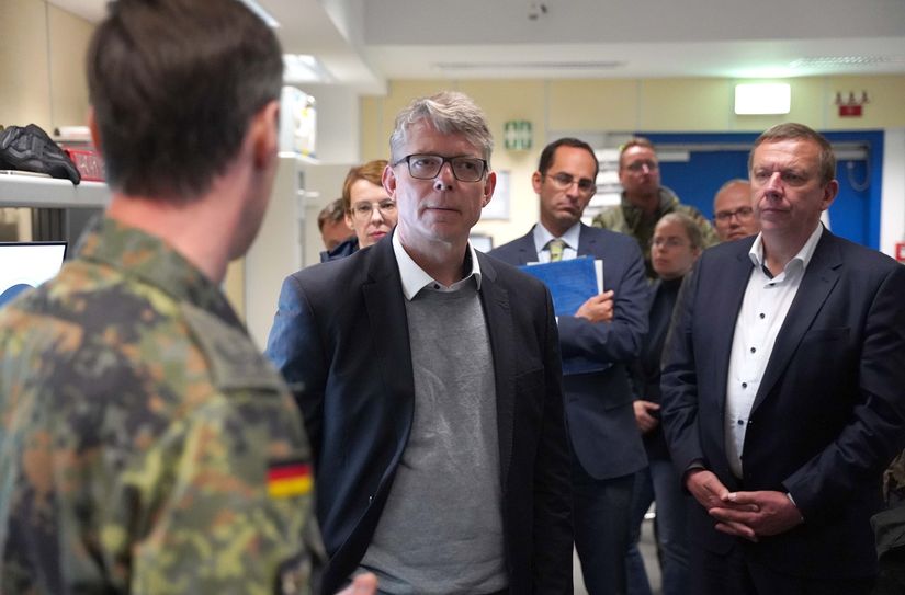 Landrat Christian Jaschinski (r.) bei seinem Besuch des Bundeswehrstandorts Schönewalde/Flugplatz Holzdorf. Hier informierte er sich u. a. in der Luftwaffenkampfführungsanlage Schönewalde (CRC) über Aufgaben und Tagesabläufe der Soldaten bei der Luftraumüberwachung.Foto: Bundeswehr
Einsatzführungsbereich 3 Luftwaffe