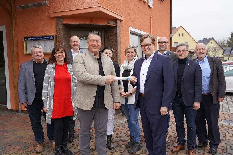 Staffelstabübergabe Bürgermeister Christoph Schmidt aus Schwarzheide an den Bürgermeister der Stadt Senftenberg, Andreas Pfeiffer, im Beisein der Bürgermeister aus Finsterwalde, Großräschen und Lauchhammer sowie der Wirtschaftsförderer.