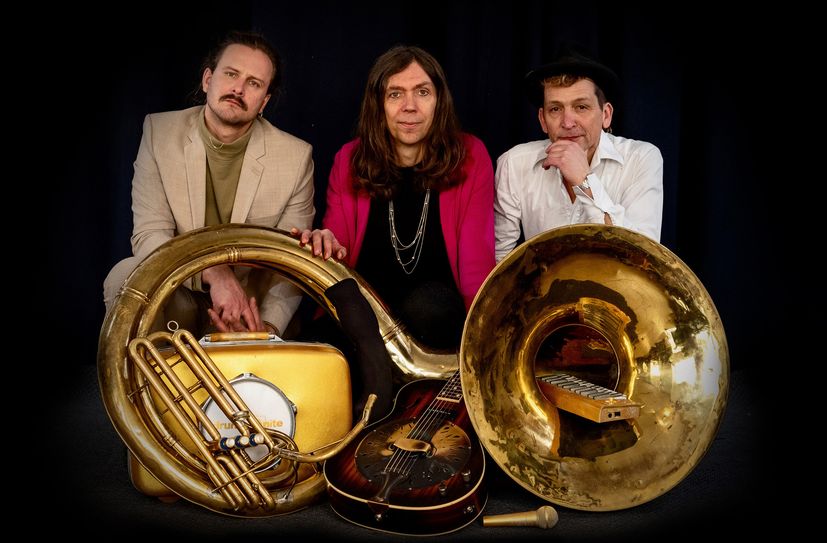 Die Musiker von »Triple Trouble« spielen bekannte Weihnachtslieder mal ganz anders.