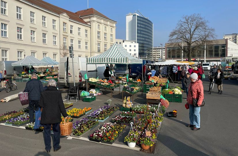 Der Wochenmarkt ist nun wieder erweitert um die Flächen auf dem Post-Parkplatz.