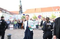 Ministerpräsident wählt den Weg durch die Demonstranten....