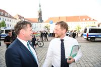 Gastgeber Oberbürgermeister Sven Mißbach (l.) empfängt MP Kretschmer auf dem Marktplatz.