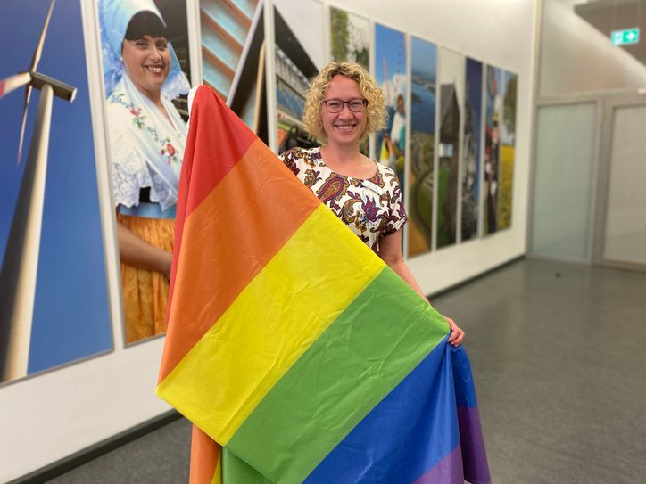 Auch die Kreisverwaltung Oberspreewald-Lausitz beteiligt sich erneut an der Fahnenaktion »Wir für Akzeptanz« des Christopher Street Day Cottbus e.V.. Johanna Fischer, Behinderten- und Gleichstellungsbeauftragte des Landkreises: »Wir senden eine klare Botschaft: Niemand darf aufgrund seiner sexuellen Orientierung oder geschlechtlichen Identität diskriminiert werden!«