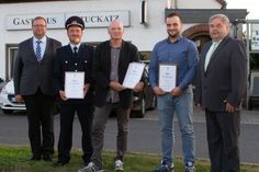Amtsdirektor Marten Frontzek (l.) und Amtsausschussvorsitzender Frank Tischer (r.) überreichten die SilberElstern an die Preisträger Robert Peschmann von der Freiwilligen Feuerwehr Göllnitz, Andreas Perl aus Babben in Vertretung für seinen Vater Gerhard Perl sowie Robin Tischer vom Verein »Unser Göllnitz« e.V..  Foto: Sarah Große