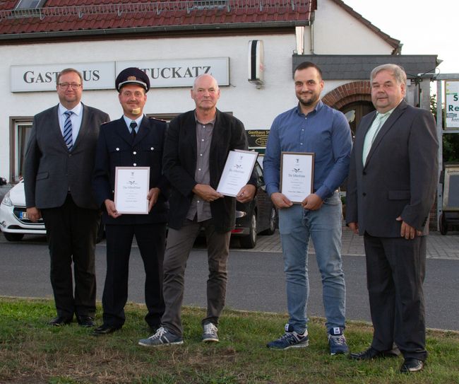 Amtsdirektor Marten Frontzek (l.) und Amtsausschussvorsitzender Frank Tischer (r.) überreichten die SilberElstern an die Preisträger Robert Peschmann von der Freiwilligen Feuerwehr Göllnitz, Andreas Perl aus Babben in Vertretung für seinen Vater Gerhard Perl sowie Robin Tischer vom Verein »Unser Göllnitz« e.V..  Foto: Sarah Große