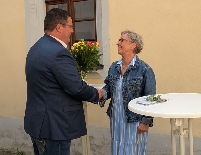 Schlossleiterin Katja Altmann wird von Oberbürgermeister Frank Höhme mit herzlichen Worten verabschiedet.