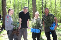 Karl Schwald, Caro, Thomas Westphalen und Johanna (v.r.) beim Pflanzen.