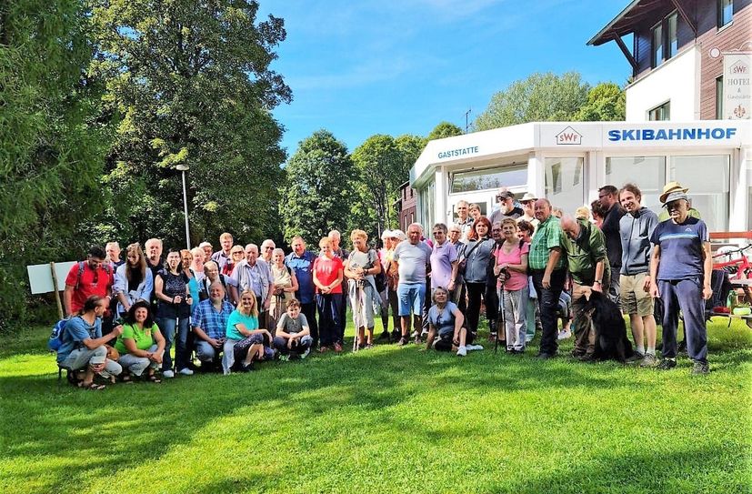 Gruppenfoto am Sporthotel Neuhermsdorf.