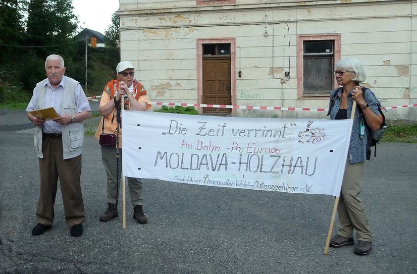 Begrüßung der Wanderfreunde am Bahnhof Holzhau.