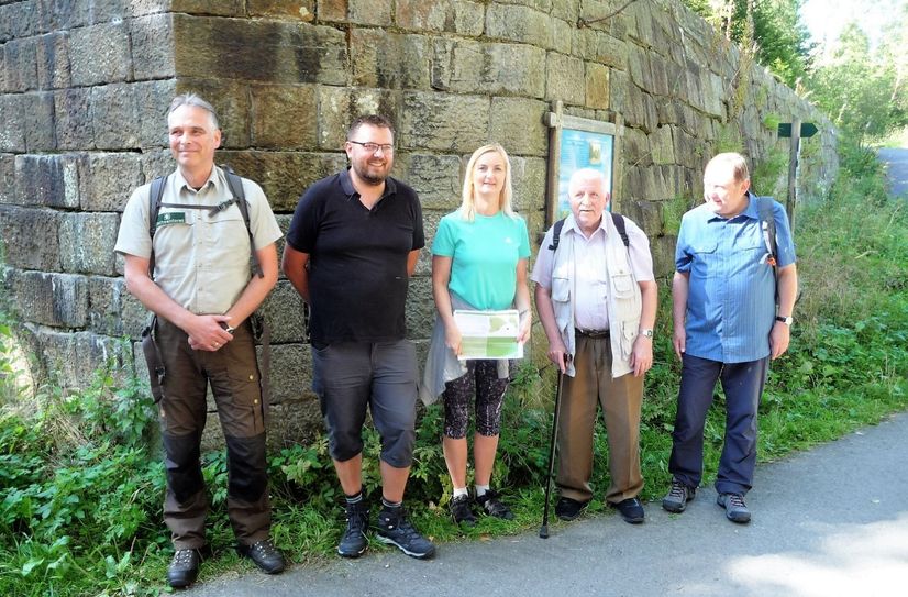 Vor dem Bahnviadukt: Uwe Borrmeister, Markus Wiesenberg, Marketa Meissnerova, Klaus Fiedler und Dr. André Hahn (v.l.n.r.).