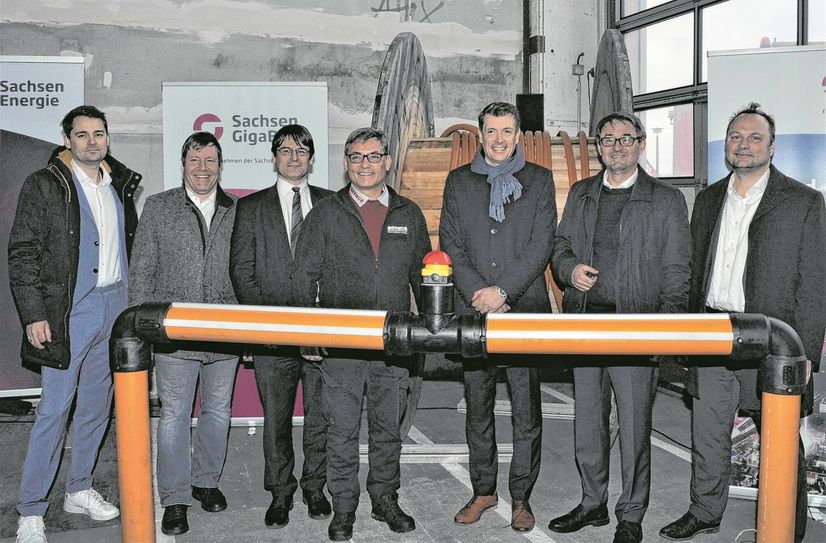 Hausherr André Bothur, Geschäftsführer der Bothur GmbH &amp; Co. KG (M.), Andreas Paschold, Digital Infrastructure Advisory, PwC Deutschland, Dr. Sven Mißbach, Oberbürgermeister Großenhain; Tilo Lindner, der Beigeordnete für Technik des Landkreises Meißen, Dr. Axel Cunow, Vorstand SachsenEnergie AG, Jens Schaller, Geschäftsführer SachsenGigaBit GmbH und Dr. Dirk Orlamünder, Abteilungsleiter Digitalisierung im Sächsischen Ministerium für Arbeit und Wirtschaft (v.l.).