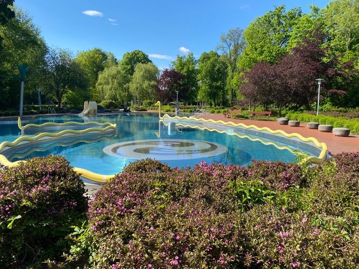 Klares Wasser, blauer Himmel, Sonnenschein - doch der öffentliche Badebetrieb soll im Spreebad erst mit Beginn der Sommerferien einziehen.