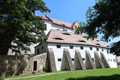 Das Radeberger Schloss Klippenstein lädt aktuell zu zwei bemerkenswerten Sonderausstellungen ein.
