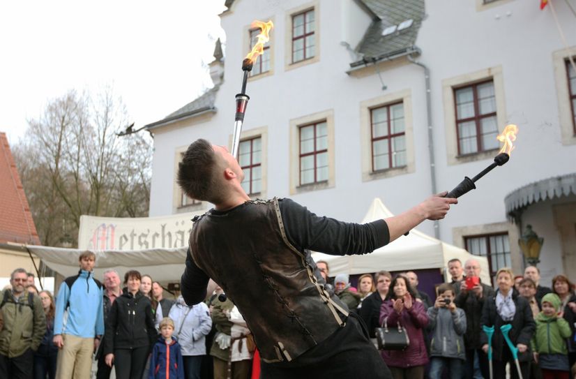 Auch Feuerkünstler und Jongleure treiben sich auf Schloss Burgk rum.