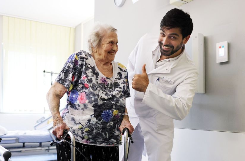 Margot Seifert freut sich darauf, bald wieder schmerzfrei gehen zu können.  Dr. Mohammed Alhaloush gehört zu dem Team aus Ärzte, Pflegekräften und Physiotherapeuten, die sich im Endoprothetik-Zentrum der Spreewaldklinik Lübben um die Patientin gekümmert haben.