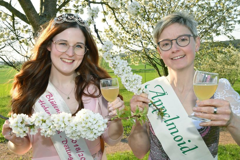 Blütenkönigin Paula Krausch (l.) und Äppelmoid Jana Reichel sind regelmäßig im Pomologischen Garten anzutreffen.