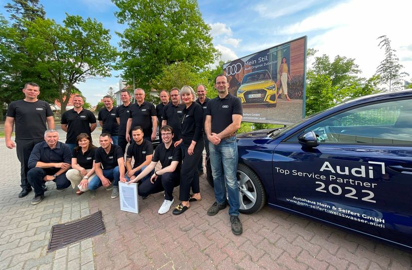 Das Team des Autohauses Horn &amp; Seifert in Weißwasser freut sich über die Auszeichnung zum Audi Top Service Partner 2022, die ihnen von den beiden Audi-Gebietsleitern Andreas Kerberg (vorne links) und Christian Stecklina (hinten links) überreicht wurde.