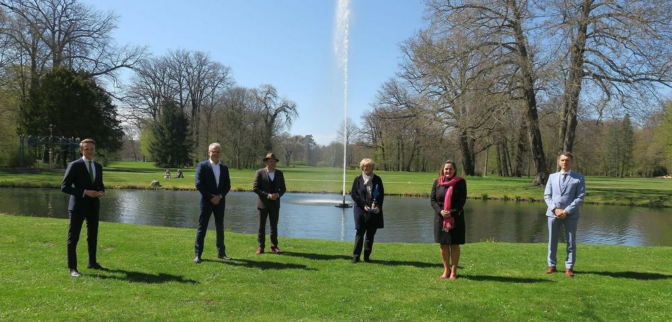 Dr. Stefan Körner (SFPM), Michael Schierack (Mitglied des Stiftungsrats), Marten Eger (Technischer Geschäftsführer LWG), Prof. Monika Grütters (BKM), Dr. Manja Schüle (MWFK) und Oberbürgermeister Holger Kelch (v.l.) vor der Jubiläumsfontäne, die nach Pücklers unerfülltem Wunsch von 1846 nun für einen Sommer sprudelt. Betrieben wird sie von der historischen Lokomobile des Fördervereins »Mobile Welten« in Hannover. Möglich gemacht hat das die Lausitzer Wasser GmbH & CO. KG. Fotos: Dany Dawid