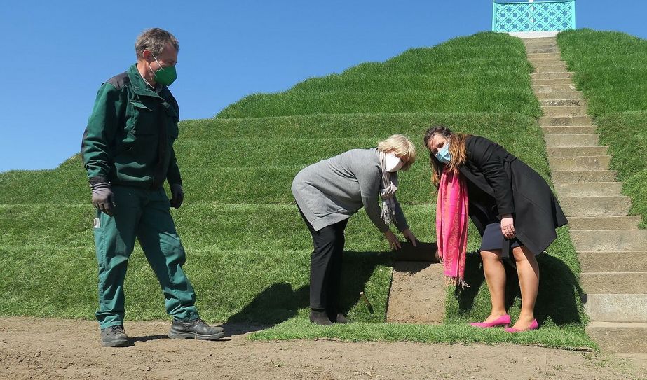 Die 12 historischen Rasenstufen der Landpyramide wurden nach Pücklers Plänen von den Parkgärtner*innen wiederhergestellt. Eines der letzten Rasenstücke verlegten die beiden Ministerinnen.