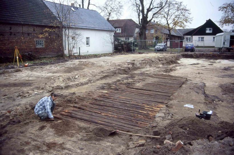 Hier „Grötsch Bohlenweg“: Teile des Dorfes Grötsch am Rand des Tagebaus Jänschwalde besaßen in der frühen Neuzeit Bohlen- und Pflasterwege. Straßen über Land waren unbefestigt und glichen eher zerfahrenen Feldwegen. Foto: BLDAM